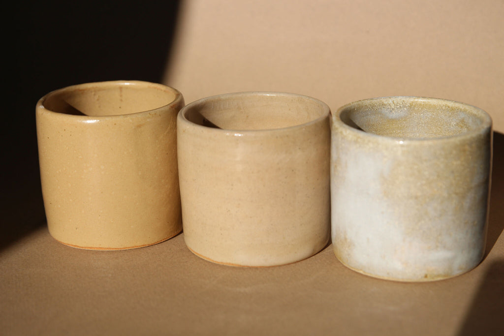 Ensemble de 3 tasses à expresso en céramique beige et crème, finition mate.