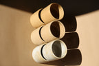 3 tasses à expresso en céramique beige et nacré, empilées, vues de dessus.