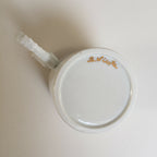 Dessous de tasse blanche avec marquage doré