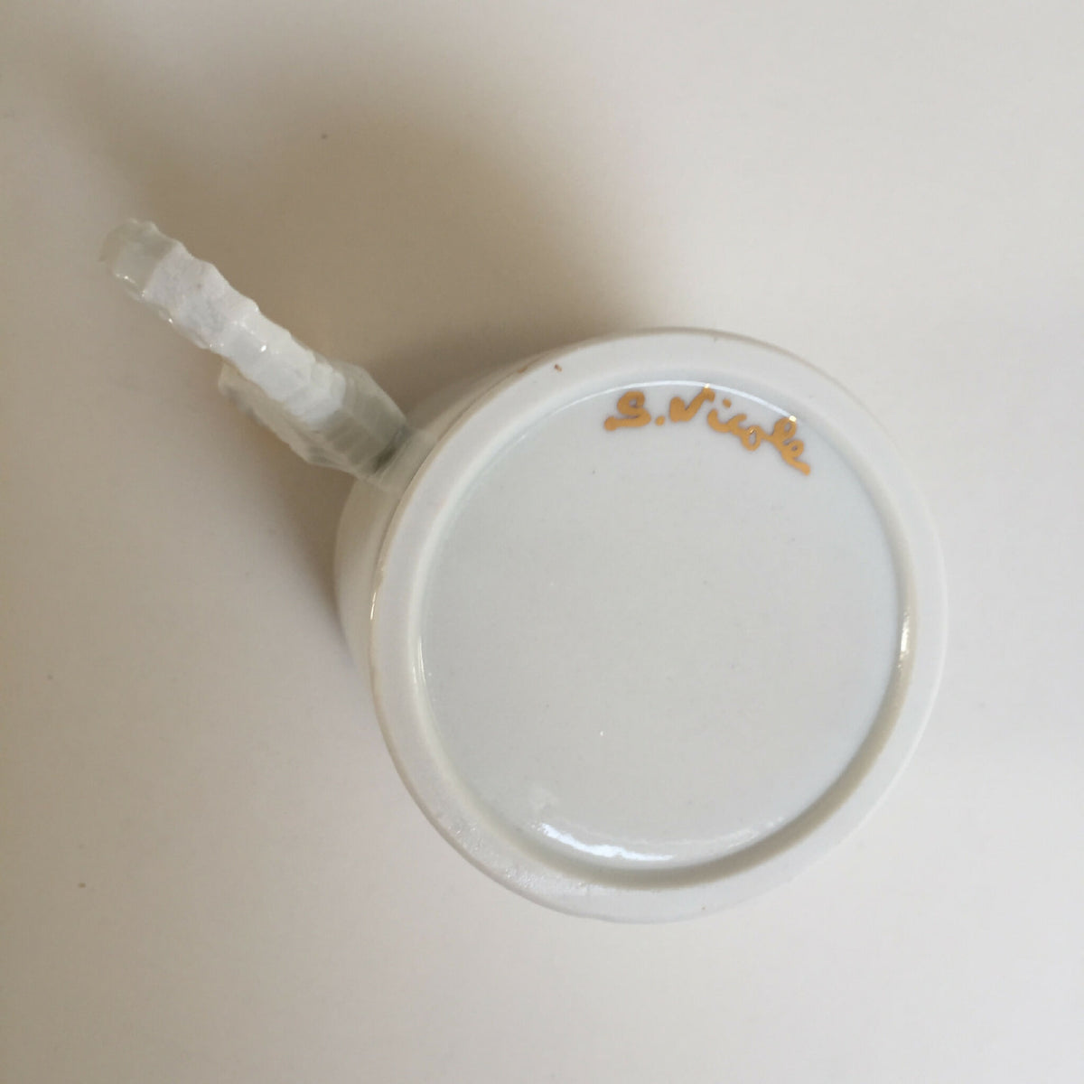 Dessous de tasse blanche avec marquage doré