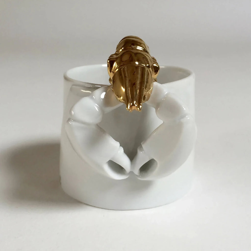 Tasse blanche avec homard doré en relief, vue de face
