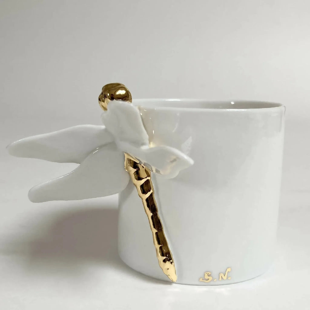 Tasse blanche avec libellule dorée sur l’anse, ailes larges en relief, marquage S.N.
