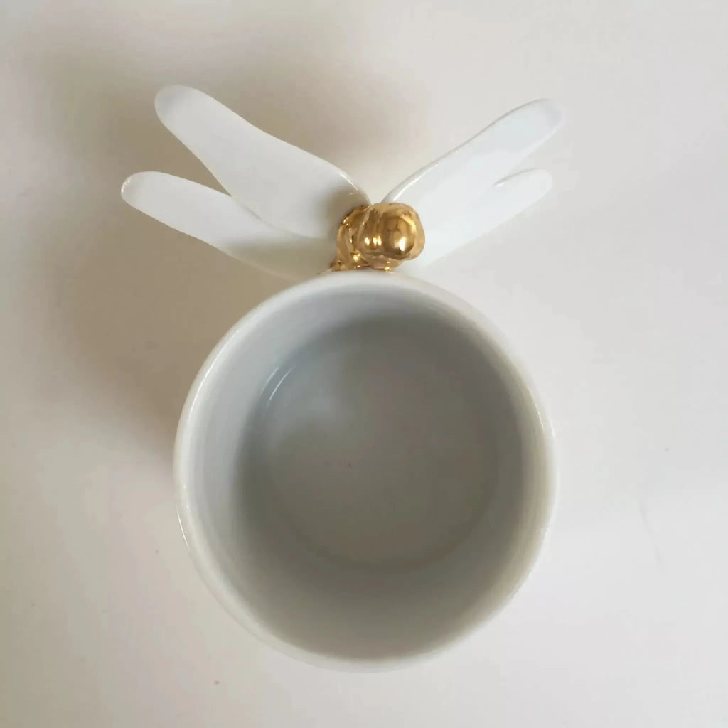 Tasse blanche avec décor libellule doré sur la cuvette, ailes ouvertes