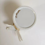 Base de tasse blanche avec inscription S.N. et décor libellule doré