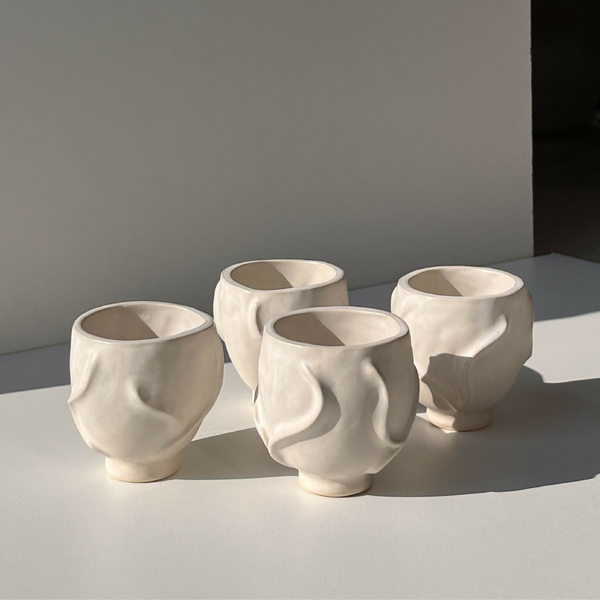 Lot de 4 tasses en céramique blanches à relief ondulé, forme organique