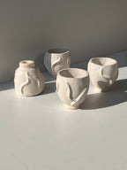 Lot de 4 tasses céramiques blanches à forme ondulée, dessus et côtés visibles