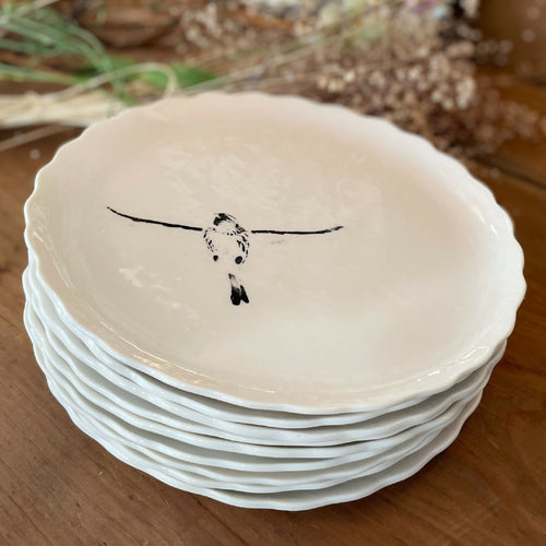 Assiette à dessert en porcelaine blanche, bord festonné, oiseau noir peint au centre