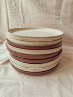 Pile d’assiettes céramique cuivre et beige, style classique Algue