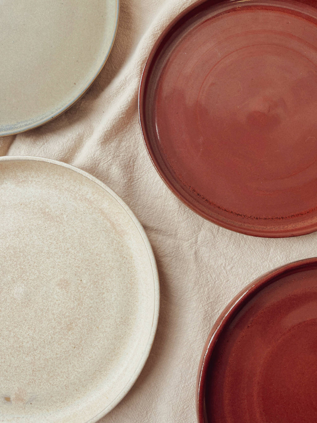 Assiettes rondes partiellement visibles, tons beige et brique, style classique Algue