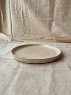 Assiette ronde en céramique beige clair, style classique Algue