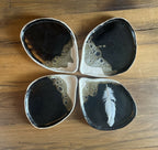 Jeu de 4 petites assiettes BT ovales noir, bord blanc, motifs et une plume