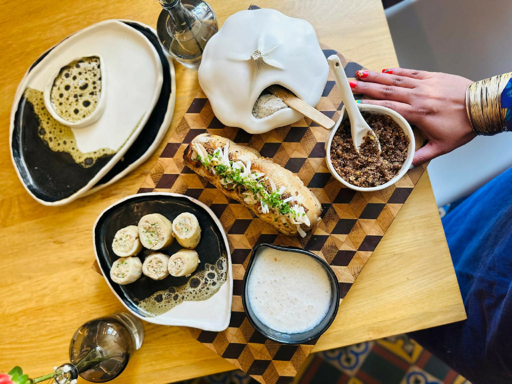 Petites assiettes BT ovales bord blanc sur plateau à motifs, avec rondelles de pain