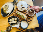 Petites assiettes BT ovales bord blanc sur plateau à motifs, avec rondelles de pain