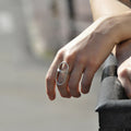 Bague anneaux en métal argenté, forme ovale avec barre centrale