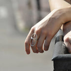 Bague anneaux en métal argenté, forme ovale avec barre centrale