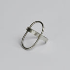 Bague anneaux en métal argenté, anneau ovale et barre centrale