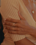 Bague en argent à motif double, forme de nœud sur la main