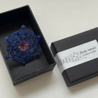 Bague macramé bleue en forme de trèfle avec motif central rose, anneau fin