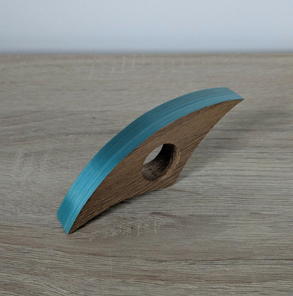 Marque-page en bois avec incrustation bleu turquoise, vue de côté