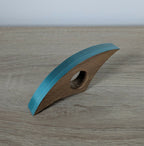 Marque-page en bois avec incrustation bleu turquoise, vue de côté