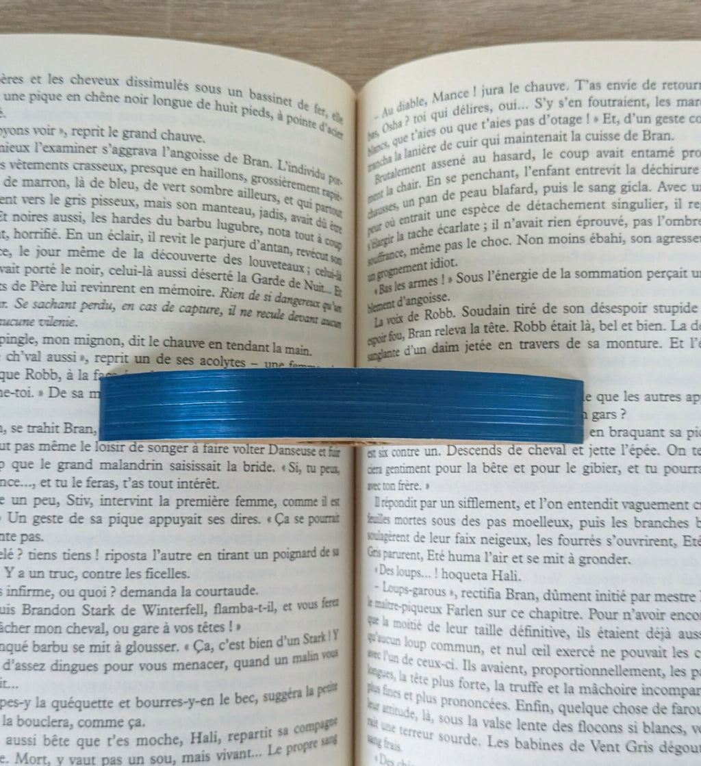 Marque-page en forme de bague en bois, marqueterie bleue roi, ouverture ovale sur pages