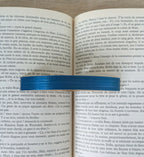 Marque-page en forme de bague en bois, marqueterie bleue roi, ouverture ovale sur pages