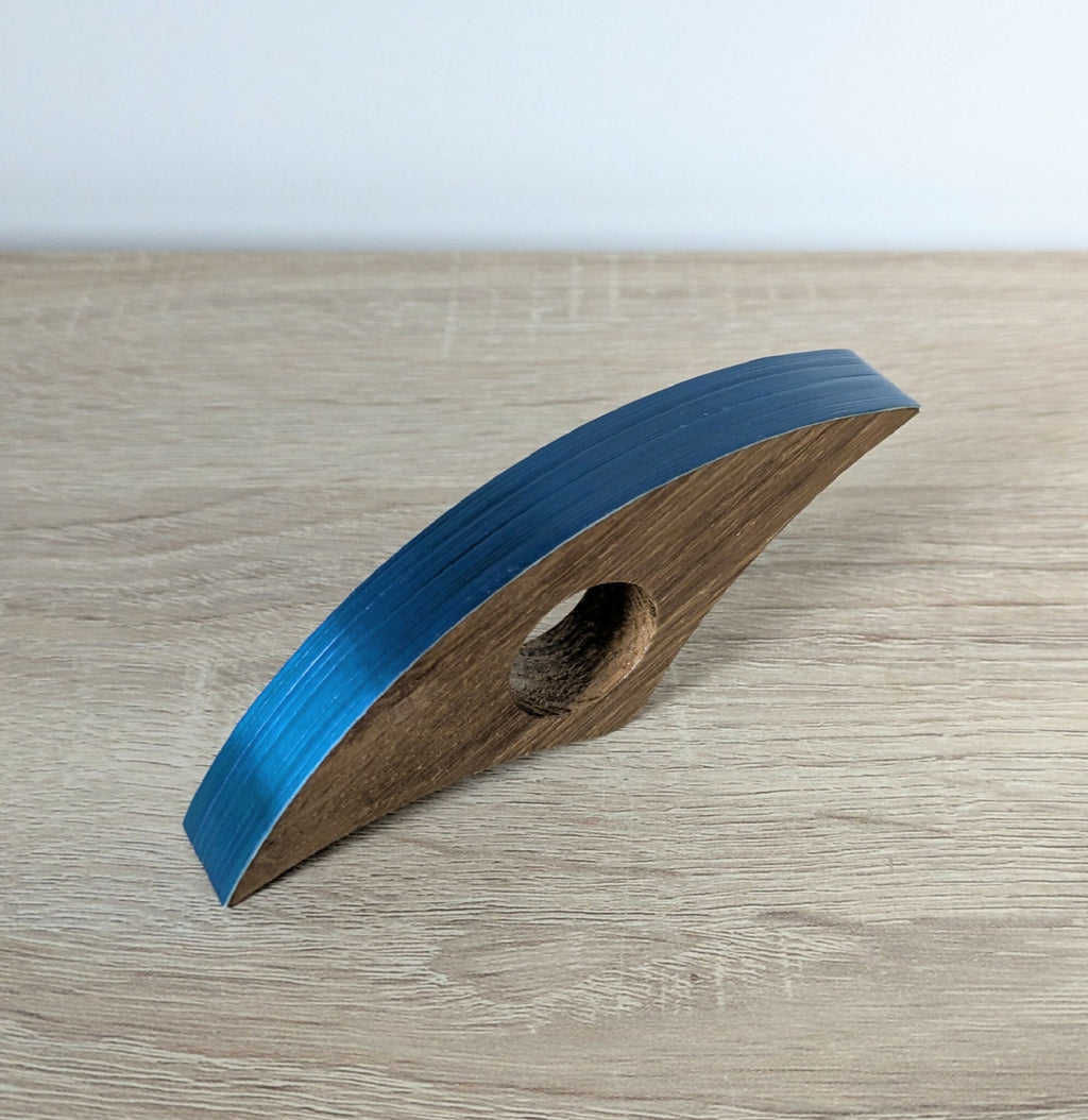 Marque-page en forme de bague en bois, marqueterie bleue roi, vu de côté