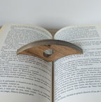 Bague de lecture marqueterie paille bronze et marron sur livre ouvert, forme courbée