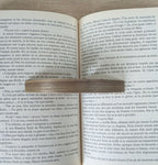 Bague de lecture en marqueterie paille bronze et marron, vue de dessus sur le livre