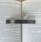 Détail du support de lecture : marqueterie paille et anthracite, trou de fixation