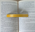 Anneau de lecture en marqueterie de paille jaune sur bois sombre, détail du trou.