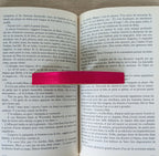 Bague de lecture incurvée en marqueterie rose, détail de l’ouverture sur pages