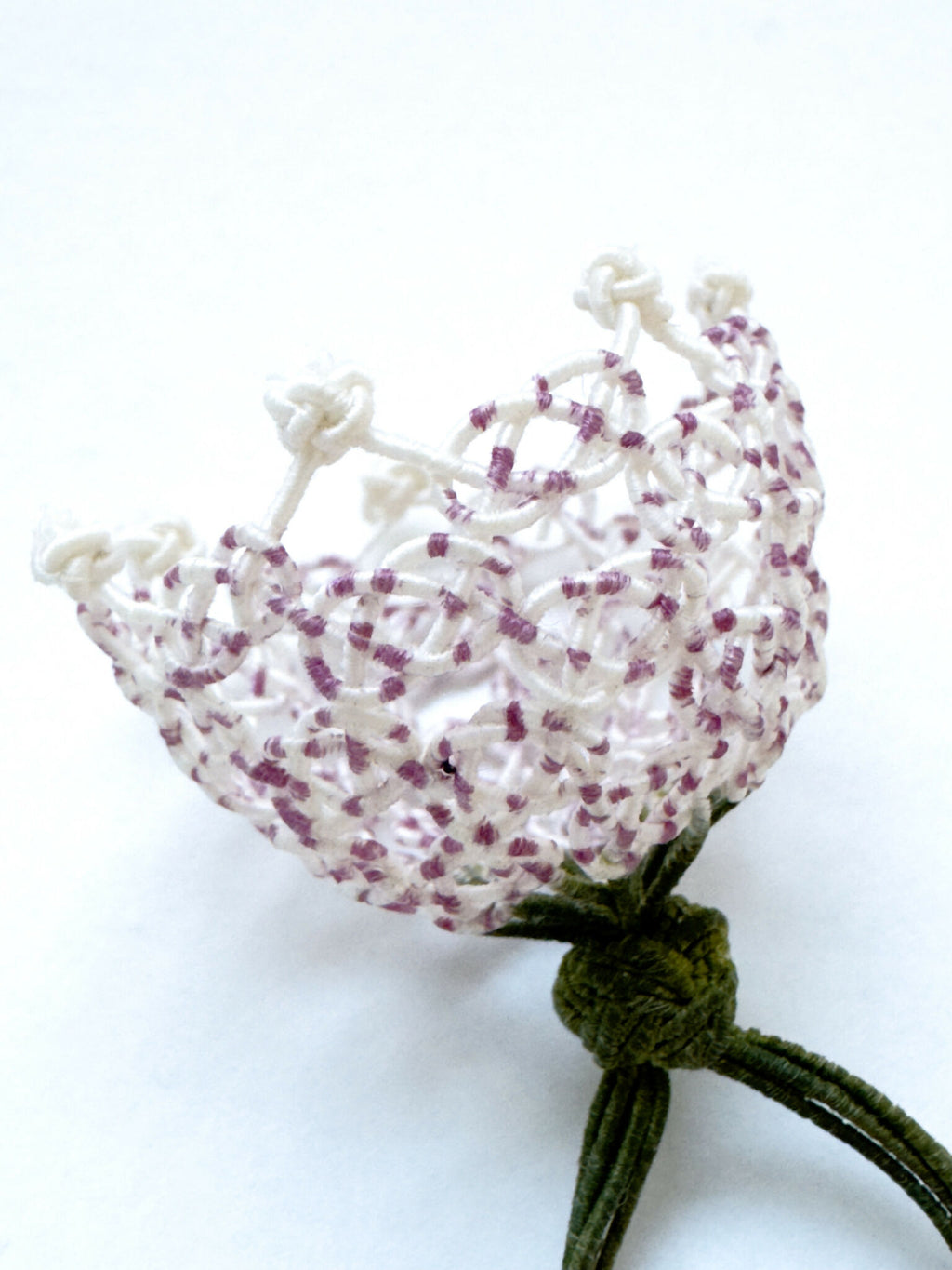 Bague clochette en soie tressée, tulle blanc rosé, lien vert au bas