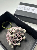 Bague clochette en soie tressée, maille rose et blanc, avec lien vert