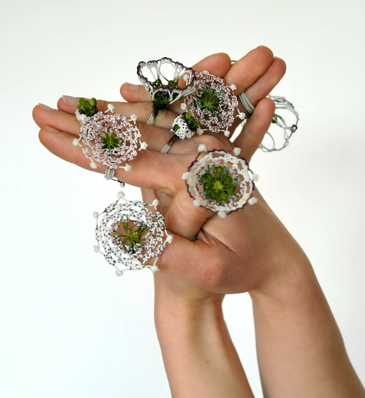 Bague clochette en soie tressée, plusieurs sur la main, blanc rosé et vert