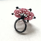 Bague en soie trèfle rouge ajouré avec attache noire élastique, centre noir