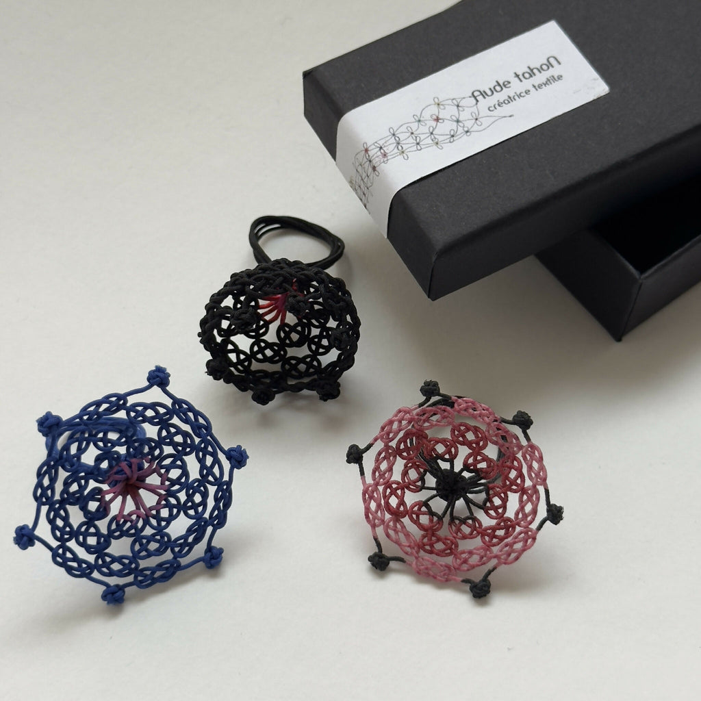 Lot de bagues en soie trèfle rouge, bleue et noire, motif ajouré au centre sombre