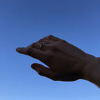 Bague fleur argent 925 et or 18 carats portée, motif avec pierres blanches