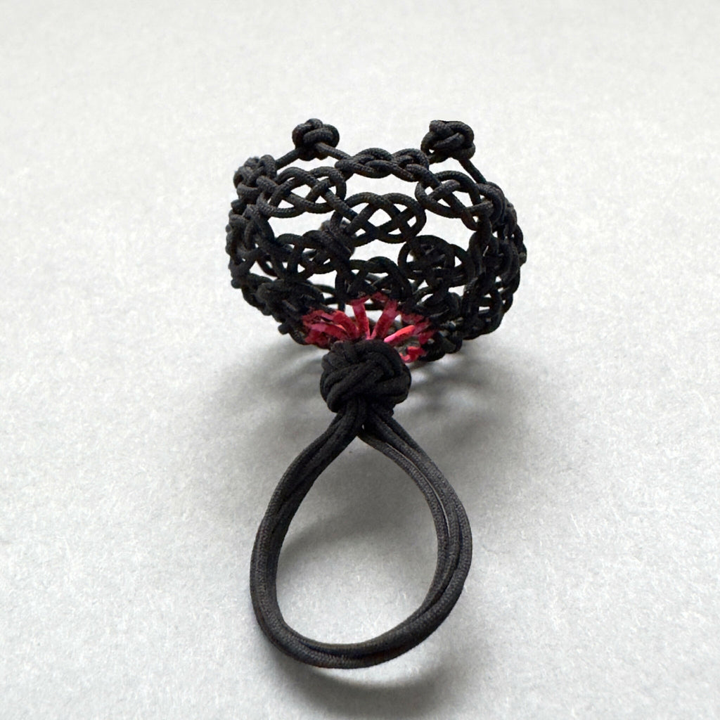 Bague noire en nœud coulant, étoile rouge décorative visible
