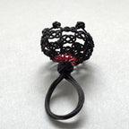 Bague noire en nœud coulant, étoile rouge décorative visible