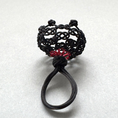 Bague noire en nœud coulant, étoile rouge décorative visible