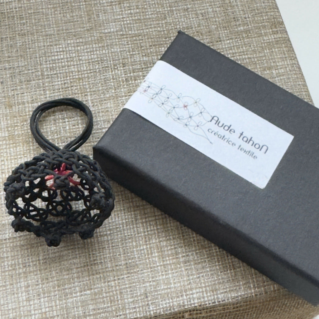 Bague noire en maille crochet, étoile rouge au centre, anneau ajustable