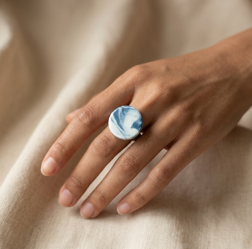 Bague réglable en porcelaine Marie Courtillat, cabochon bleu sur anneau ajustable