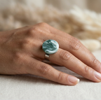 Bague réglable en porcelaine Marie Courtillat, cabochon vert marbré sur anneau
