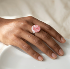 Bague réglable en porcelaine Marie Courtillat, cabochon rouge marbré sur anneau