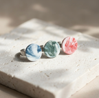 Bague réglable en porcelaine Marie Courtillat, cabochons bleu, vert et rouge