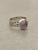 Bague argentée large à pierre améthyste ronde, monture latérale avec billes.