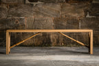 Banc en bois clair avec cadre inférieur en bois et renforts inclinés.