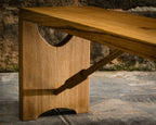 Banc en bois clair : ouverture demi-lune, renfort en bois sous le plateau, vue de côté.