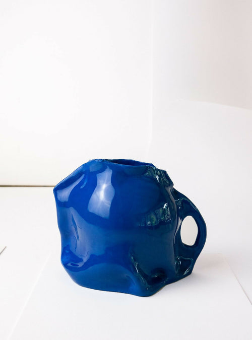 Vase en forme de sac bleu avec ansse et surface brillante